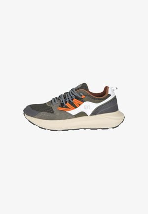 Sneaker atletico grigio e nero con dettagli arancioni, parte superiore in rete, suola ammortizzata e logo bianco ben visibile sul lato.