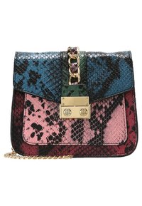 Borsa a spalla colorata realizzata in materiale con stampa serpente testurizzata. Presenta una tracolla in catena dorata e una chiusura dorata con due fermagli circolari.