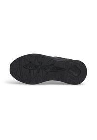 Suela de zapato deportivo negro con goma texturizada, que presenta patrones de tracción angulares y una sección de refuerzo central para mayor durabilidad.