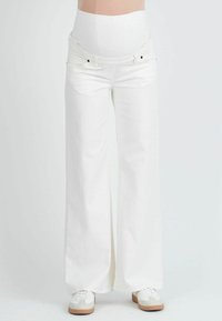 Valkoiset leveät äitiysfarkut, joissa on korkea joustava vyötärönauha ja etutaskut. Kangas näyttää pehmeältä, sillä on sileä pinta ja rento istuvuus.