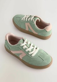 Grüne Wildledersneaker mit pinken Akzenten, runder Spitze, weißen Schnürsenkeln und strukturierten Gummisohlen. Verfügt über ein modernes Design mit Kontrastnähten.