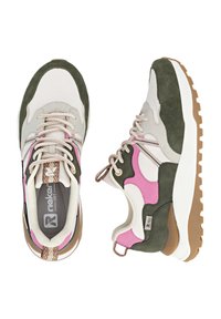 Bunt gemusterter Sneaker mit einer Mischung aus grünem Wildleder, rosa Akzenten und einem beigen Lederoberteil. Texturierte Schnürsenkel und eine braune Gummisohle.
