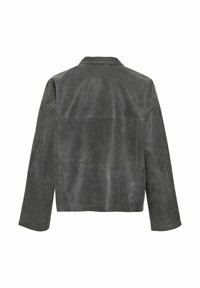 Szara skórzana kurtka o gładkiej, matowej fakturze. Posiada klasyczny kołnierz, długie rękawy oraz prosty krój z tyłu.
