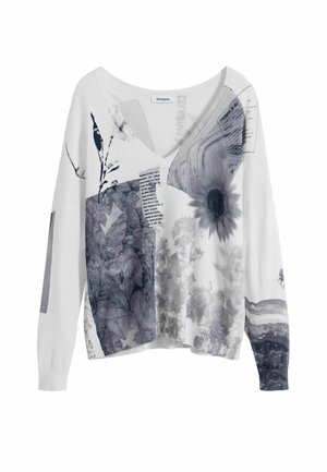 Pull long à manches blanches avec décolleté en V, présentant un collage d'imprimés floraux et de textes en noir et gris ; tissu doux et texturé.