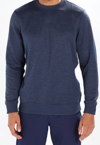 Felpa blu navy con scollo rotondo realizzata in tessuto strutturato. Presenta polsini e orlo a coste, con un logo discreto sul petto.