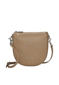 Brun læder crossbody taske med en buet form, der har et naglet logo detaljeret på forsiden og en aftagelig rem. Lynlåslukning øverst.