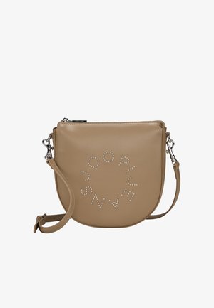 Kožená crossbody taška v hnědé barvě s oblým tvarem, na přední straně s detaily ve tvaru hřebíků a odnímatelným popruhem. Zipové zavírání nahoře.