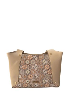 Beige tote tas met een geometrisch patroon op het middenpaneel in bruine en perzikkleuren, met kleine logo’s en gouden knopen aan de zijkanten.