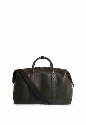 Bolsa de viaje negra de piel granulada, con asas superiores, cierre de cremallera y correa de hombro desmontable, sobre fondo blanco.