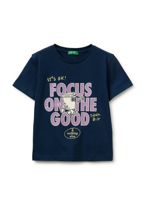 Marineblaues, kurzärmeliges T-Shirt mit einem Cartoon-Becher, der den Daumen hoch zeigt, und dem Text "Alles ist gut! Konzentriere dich auf das Gute, denke groß und sonst nichts."