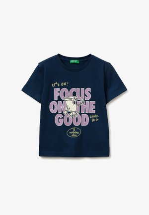 Granatowy t-shirt z krótkim rękawem, z nadrukiem kreskówkowego kubka pokazującego kciuk w górę oraz tekstem "W porządku! Skup się na dobrym, myśl ambitnie i na niczym więcej."