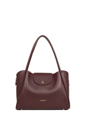 Sac à main en cuir texturé marron foncé avec rabat arrondi, bouton doré et double bandoulière, marque Lancaster Paris.