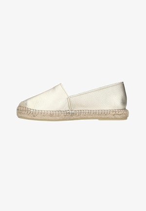 Metalen zilveren espadrille met een gestructureerde leren bovenkant, gesloten teen en gevlochten jute zool. Lichtgewicht en plat design, ideaal voor casual wear.