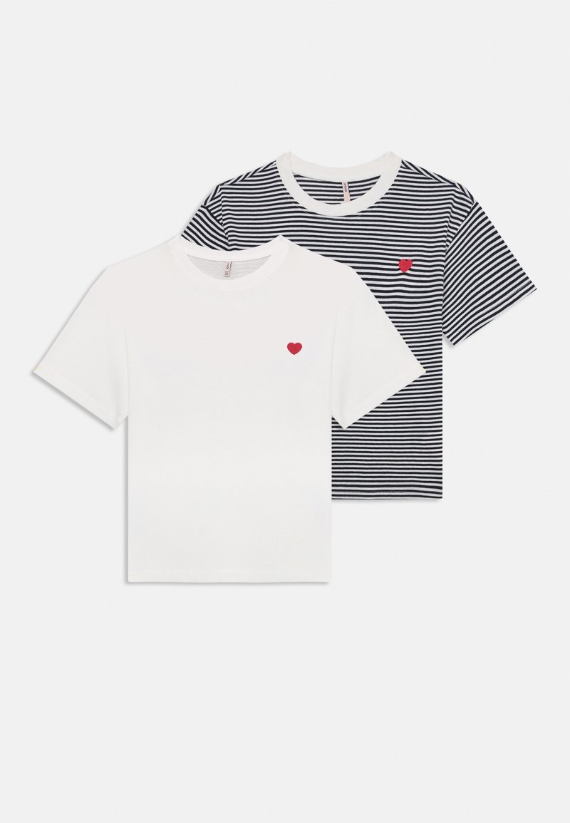 Deux t-shirts : l'un blanc avec un cœur rouge sur la poitrine, et l'autre rayé bleu marine et blanc avec un détail en cœur rouge assorti.