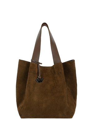 Sac cabas en daim marron avec deux bretelles en cuir texturé et un petit charme décoratif noir suspendu à une des bretelles.