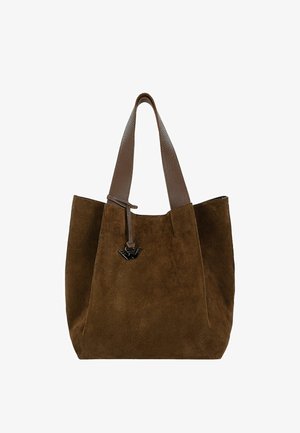 Sac cabas en daim marron avec deux bretelles en cuir texturé et un petit charme décoratif noir suspendu à une des bretelles.