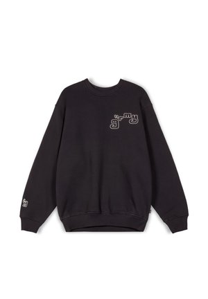 Sudadera negra de cuello redondo hecha de una tela suave. Presenta un gráfico en contraste en el pecho y un detalle del logo en la manga.