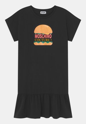 Sort kortærmet kjole med flæsekant, med et motiv af en burger med teksten "MOSCHINO COUTURE!" inde i burgerens lag.