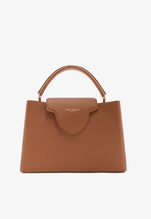 Bruine leren handtas met gebogen bovenhandvat en flapsluiting met het geperste "Isabel Bernard Paris" logo.