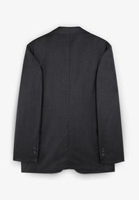 Blazer gris oscuro con una textura sutil, abertura sencilla en la parte posterior, solapas de muesca y puños de tres botones. Diseño limpio sin patrones.