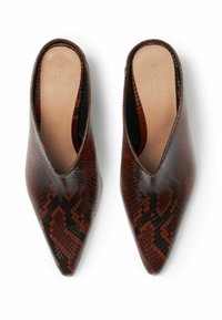 Brune, faux slangeskinds mules med spids tå og åben hæl. Tekstureret mønster med blank finish. Indersål med præget logo.