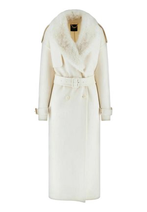 Dlhý biely kabát s mäkkým kožušinovým golierom, dvojradovým zapínaním, opaskom v páse, zapínanými manžetami a štruktúrovaným siluetom.