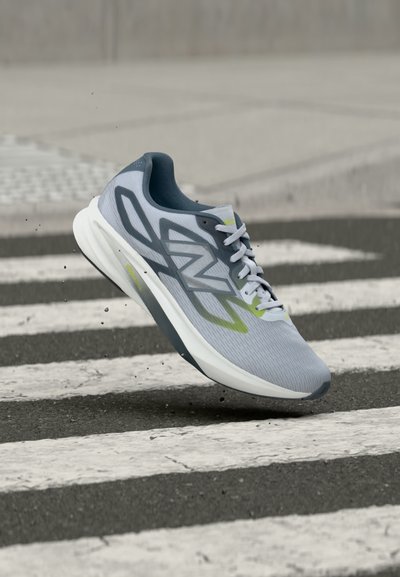 New Balance FUELCELL FLITE