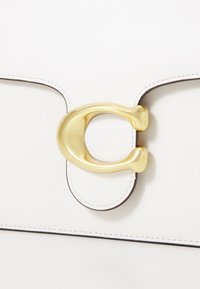 COACH RUNWAY CHAIN TABBY SHOULDER BAG 35 - Handtasche - bright white
