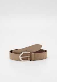 Ceinture en suede marron avec une boucle en métal argenté, présentant une texture lisse et plusieurs trous d'ajustement sur toute sa longueur.