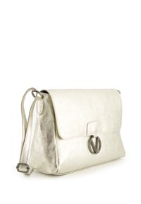 Metaliczna srebrna torba na ramię wykonana z teksturowanej skóry. Posiada zapięcie na klapkę oraz okrągły akcent z logo w ciemnym metalowym wykończeniu.