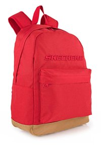 Mochila de tela roja con correas acolchadas, bolsillo frontal con cremallera y acentos de color beige en la parte inferior. Presenta un logotipo en relieve de "SKECHERS" en la parte delantera.