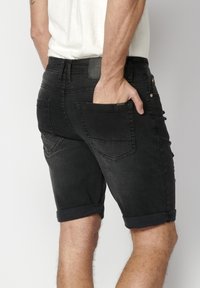 Koroshi BERMUDA COWBOY STRECTH REGULAR FIT  - Kratke hlače od trapera - denim black denim