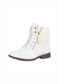 Bottes blanches à la cheville avec des panneaux latéraux en dentelle, fermeture éclair dorée et accents dorés. Bout rond et petit talon en bois. Matériaux lisses et texturés.