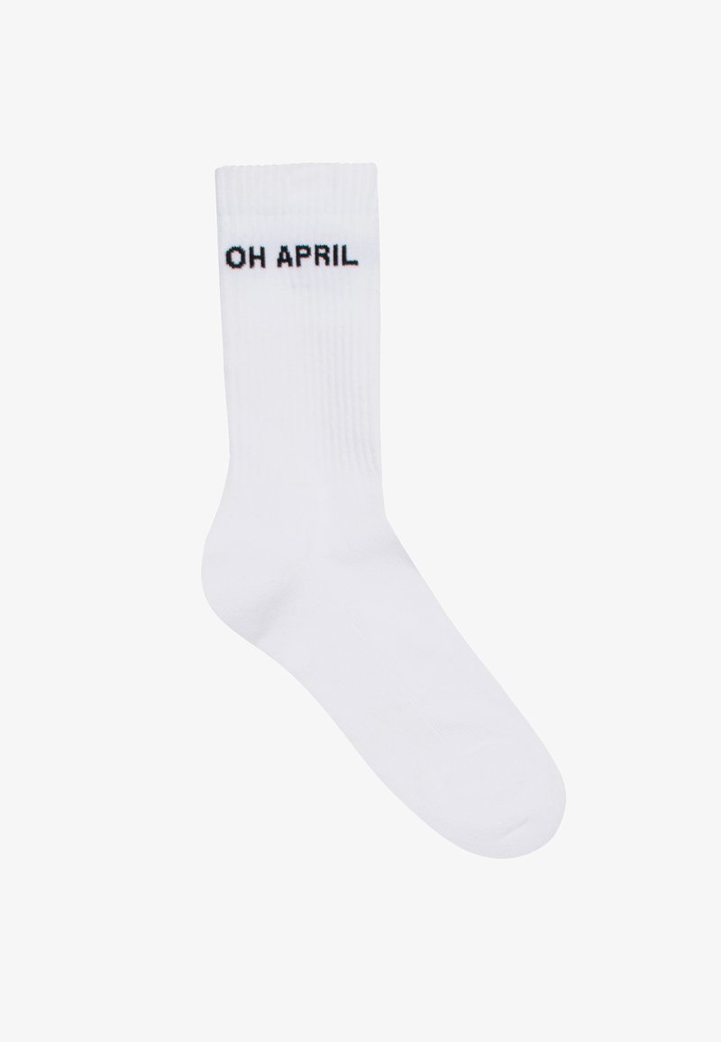 Weißer Knöchelsocken mit schwarzem Text "OH APRIL" nahe am Bündchen, auf weißem Hintergrund gezeigt.