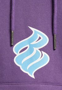 Lilla hettegenser med et stort grafisk motiv av hvit og lyseblå flamme. Teksturerte snorer med metalliske ender følger designet.