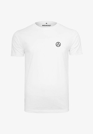 Camiseta blanca de manga corta hecha de algodón con cuello redondo. Presenta un pequeño logo circular negro en la parte izquierda del pecho.