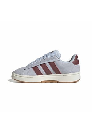 Lichtgrijze suède sneaker met bordeauxrode Adidas-strepen, witte zool en bordeauxrood hielstuk, gezien vanaf de buitenkant.