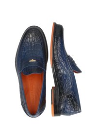 Granatowe skórzane mokasyny z fakturą imitującą krokodyla, pomarańczowe wnętrze i kontrastowa czarna podeszwa. Posiadają dekoracyjną paskę i emblemat.
