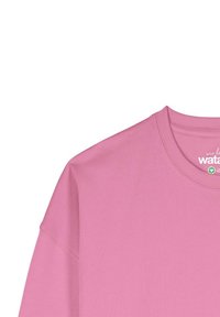 Rosa Baumwollpullover mit Rundhalsausschnitt, der den Schulter- und Halsbereich zeigt, mit sichtbaren Nähten und Stofftextur.