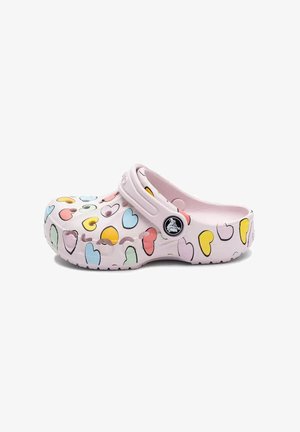 Jasnoróżowe klapki typu slip-on z kolorowymi wzorami serc i obrotowym paskiem na pięcie, z otworami wentylacyjnymi i guzikiem z logo marki.