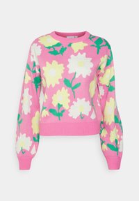 Rosa Pullover mit großen weißen und gelben Blumen sowie grünen Blättern, die überall gestrickt sind. Er hat einen runden Ausschnitt und lange Ärmel.