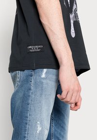 Carlo Colucci UNISEX - T-shirt estampada - black