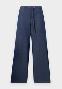 Pantaloni in denim a gamba larga di colore blu scuro, con vita regolabile tramite cordoncino, tasche frontali e dettagli di cuciture bianche in contrasto.
