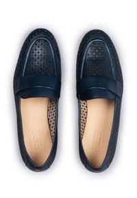 Mocassini in pelle blu navy con design perforato, punta liscia e soletta beige morbida. Presentano una fascia decorativa sopra il collo del piede.