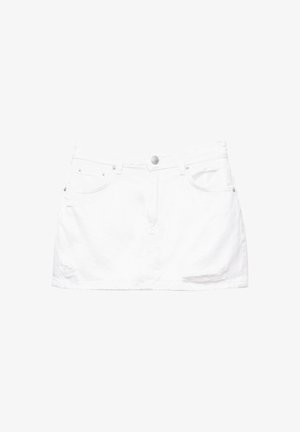 Mini gonna in denim bianco con una silhouette fitted, dotata di tasche frontali, chiusura con bottone e leggeri strappi all'orlo.