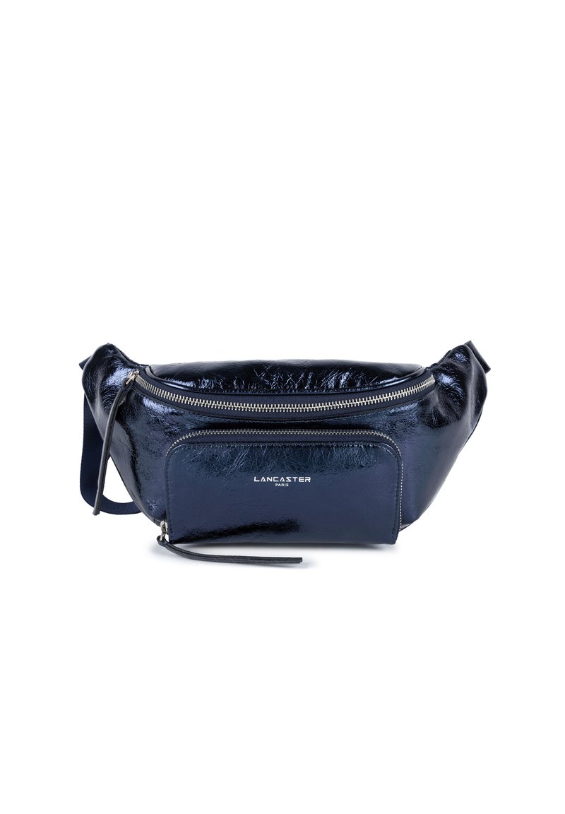 Borsa a tracolla in eco-pelle blu navy con finitura lucida, dotata di un vano principale con zip e una tasca frontale, marchiata "Lancaster Paris."