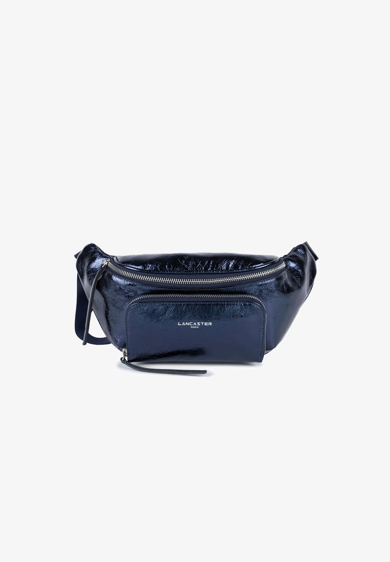 Borsa a tracolla in eco-pelle blu navy con finitura lucida, dotata di un vano principale con zip e una tasca frontale, marchiata "Lancaster Paris."