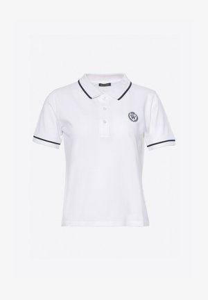 Camisa polo blanca con cuello negro y acabados en las mangas en negro. Presenta tres botones y un emblema circular en el lado izquierdo del pecho. Hecha de una tela texturizada.