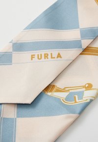Silkkiraita, jossa on vaaleansininen ja beige ruutukuosi, koristeltu kultaisilla yksityiskohdilla ja graafisella suunnittelulla. Merkin nimi "Furla" näkyvissä.