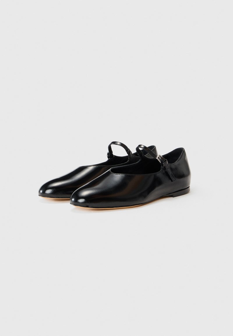 Schwarze Lederschuhe mit glänzender Oberfläche, runder Zehenpartie und einem Knöchelriemen. Mit einem niedrigen Absatz und einem glatten Innenfutter.